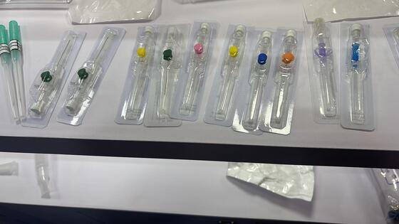 좋은 가격 한 번 사용 가능한 IV 대포, 날개 모양, 14G-26G 사이즈, 안전한 삽입을 위한 생체 호환성 PVC 온라인으로
